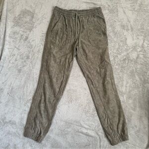 Athleta Printed Farallon Jogger Size 4
